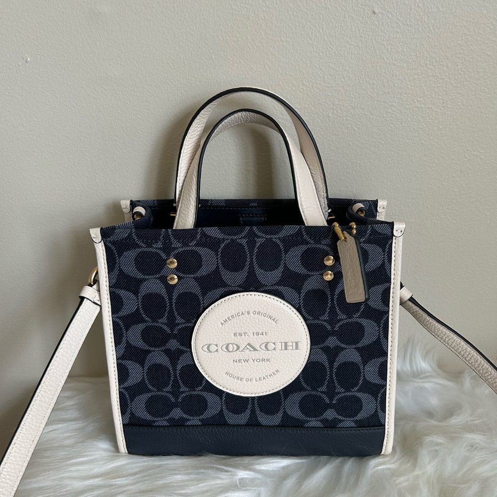 Coach Dempsey 22 Navy Chalk Signature Jacquard Leather Crossbody Bag Excellent